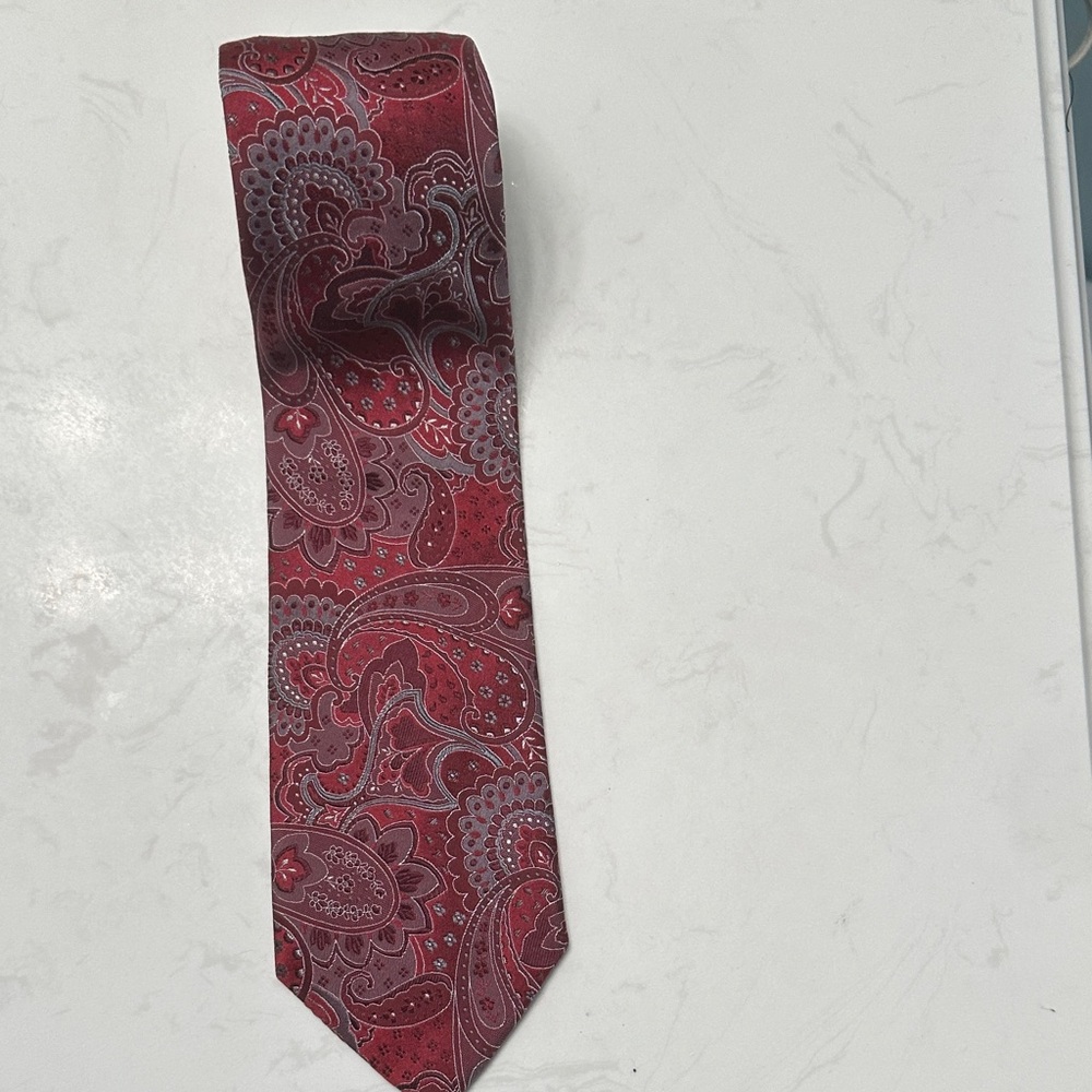 Geoffrey Beene Elegant Paisley Men's Tie in Red and Gray